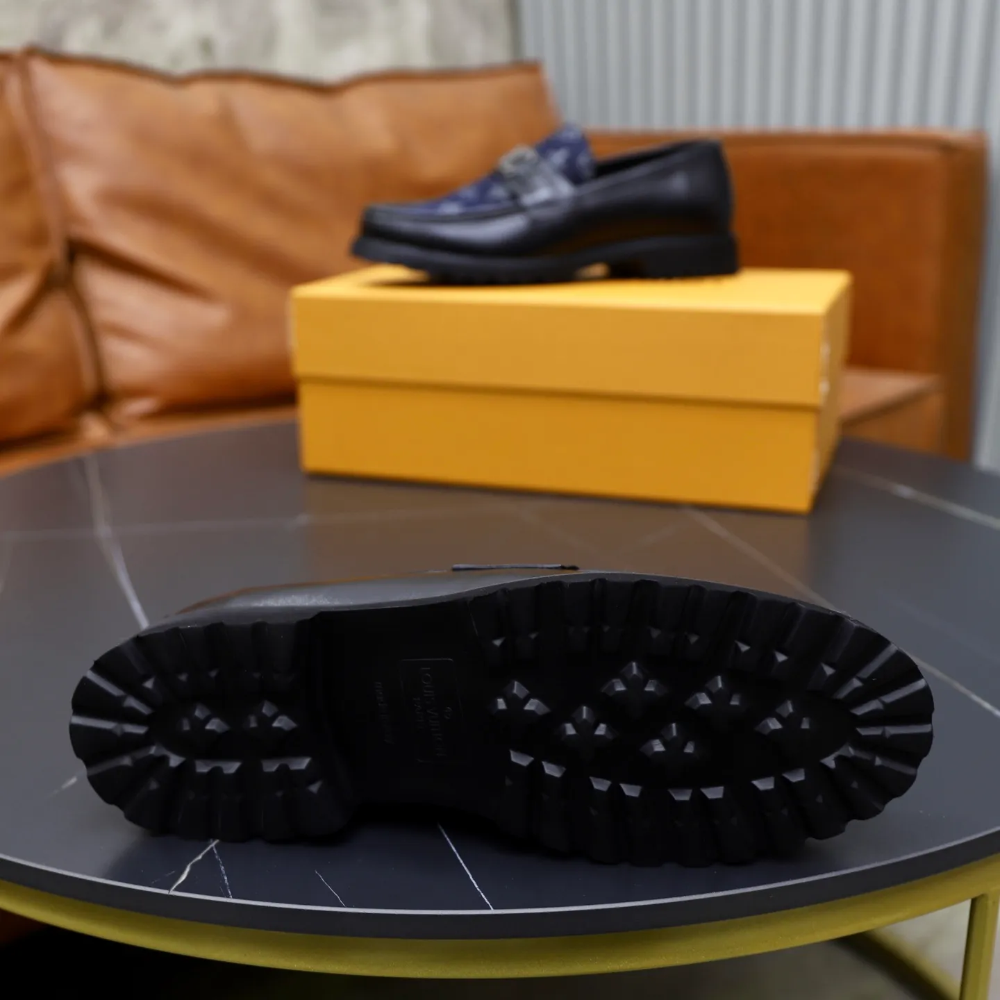 Ex-factory price: 600💰Louis Vuitton LV men's classic Oxford shoes, men's business formal boutique leather shoes, classic style, almond kernel exquisite toe, ultimate art, the whole shoe is made of imported cow leather (open edge beads), carefully selected, fine pores, excellent gloss, soft texture, strong toughness, durable and not easy to deform, apricot fetal cowhide leather lining, soft and comfortable, sweat-absorbent and breathable. Foam outsole, original box and dust bag packaging! Size: 38–44 (45/46 customized)
